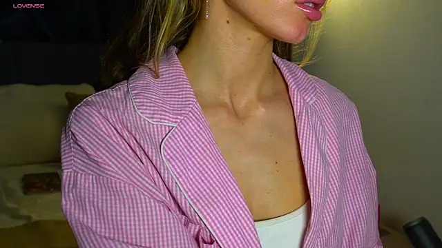 Danielle Thomas online show from March 27, 12:49 am