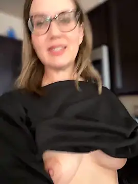 MaiseKnox online show from April 22, 6:20 pm