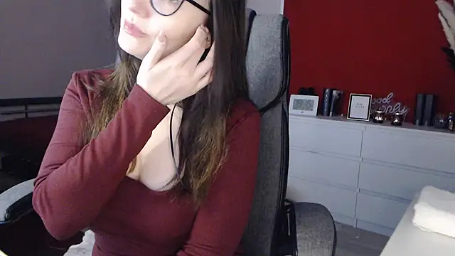 Snapshot of Alina_Lamour chatting on February 14, 6:15 pm Alina Lamour online show from February 14, 6:15 pm