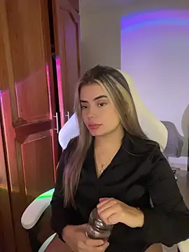 Snapshot of Miss_valeriaa chatting on June 13, 10:18 pm Miss valeriaa online show from June 13, 10:18 pm