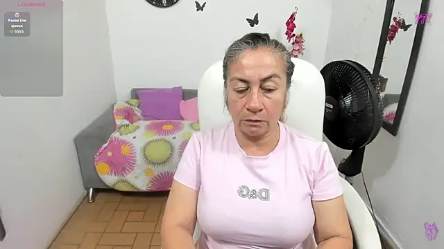 Snapshot of stepmother_105 chatting on June 16, 9:39 pm stepmother 105 online show from June 16, 9:39 pm