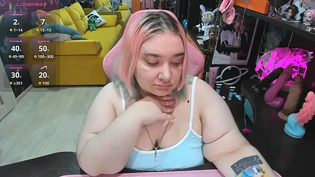 Snapshot of Softie_Sofy chatting on June 6, 1:11 am Softie Sofy online show from June 6, 1:11 am