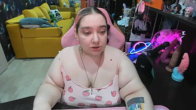 Snapshot of Softie_Sofy chatting on June 25, 6:29 am Softie Sofy online show from June 25, 6:29 am