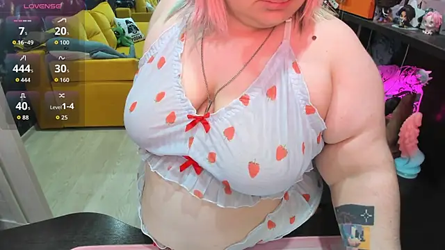 Snapshot of Softie_Sofy chatting on July 6, 1:46 am Softie Sofy online show from July 6, 1:46 am