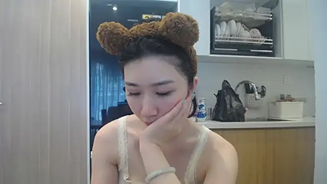 Snapshot of Asiagirll chatting on June 5, 6:52 am Asiagirll online show from June 5, 6:52 am