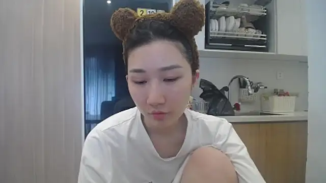 Snapshot of Asiagirll chatting on June 17, 3:20 am Asiagirll online show from June 17, 3:20 am