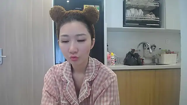 Snapshot of Asiagirll chatting on June 22, 3:36 am Asiagirll online show from June 22, 3:36 am