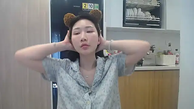 Snapshot of Asiagirll chatting on July 7, 7:23 am Asiagirll online show from July 7, 7:23 am