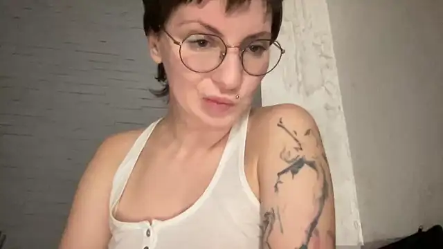 Snapshot of -CatchMe- chatting on December 17, 10:27 pm -CatchMe- online show from December 17, 10:27 pm