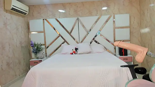 Snapshot of WowAna chatting on February 9, 6:33 am WowAna online show from February 9, 6:33 am