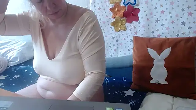 QueenLana online show from April 4, 7:17 am