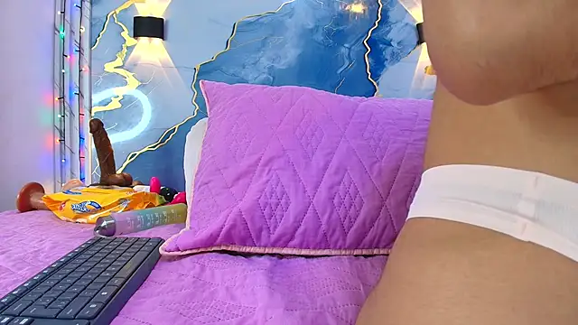 Snapshot of lorrayne_ chatting on January 9, 12:08 pm lorrayne online show from January 9, 12:08 pm