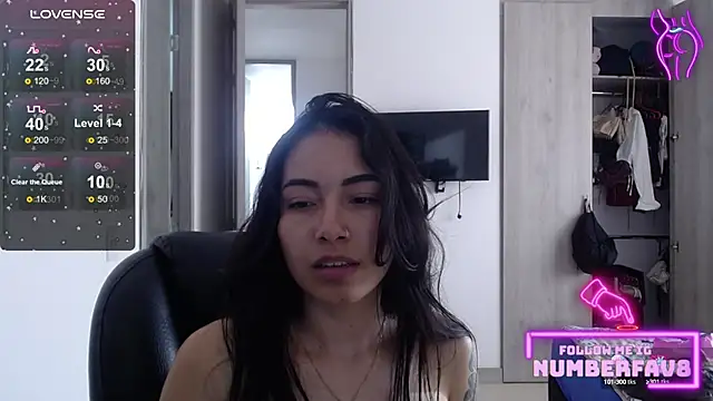 numberfav8 online show from December 7, 9:33 pm