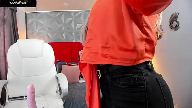 Holly madison  online show from March 20, 1:15 pm