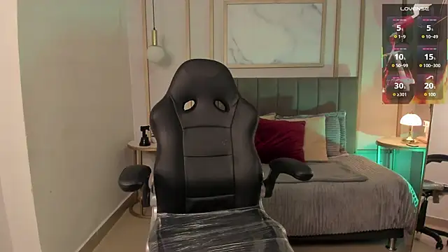 Holly madison  online show from April 1, 12:50 pm