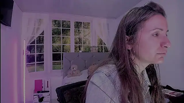 vanessabrown  online show from April 4, 12:46 pm