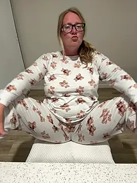 Lizzyloo online show from February 24, 3:15 am