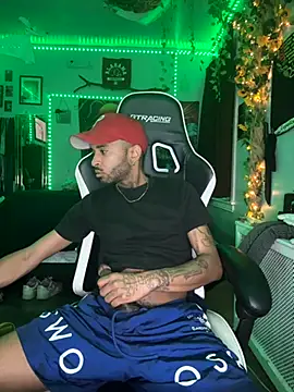 Snapshot of spideyzaddy chatting on November 22, 3:27 am spideyzaddy online show from November 22, 3:27 am