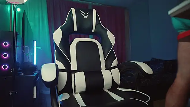 Snapshot of LuckyAlexx chatting on February 4, 10:02 pm LuckyAlexx online show from February 4, 10:02 pm