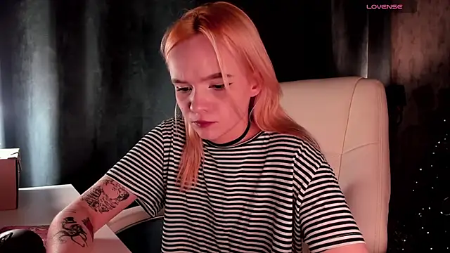 Snapshot of SarahRomantic chatting on December 24, 12:33 pm SarahRomantic online show from December 24, 12:33 pm