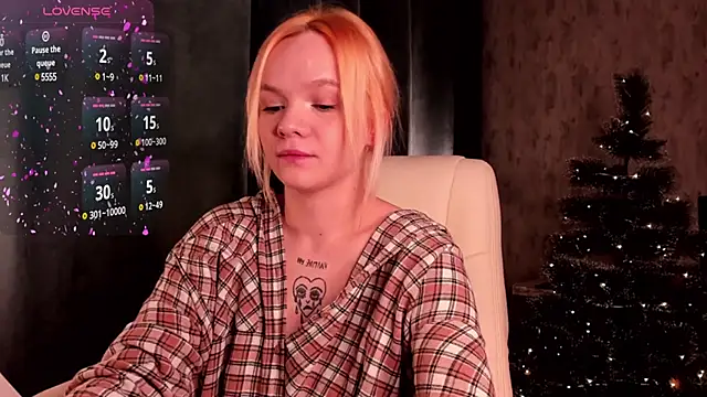 Snapshot of SarahRomantic chatting on December 26, 7:13 am SarahRomantic online show from December 26, 7:13 am