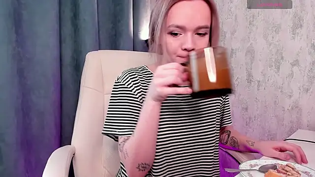 Snapshot of SarahRomantic chatting on January 6, 8:35 am SarahRomantic online show from January 6, 8:35 am