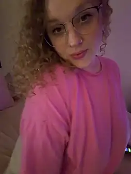 Snapshot of EmmieRae chatting on February 21, 2:01 am EmmieRae online show from February 21, 2:01 am