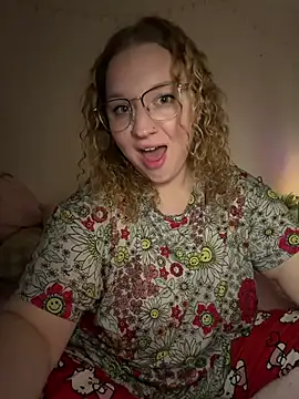 Snapshot of EmmieRae chatting on March 1, 6:48 am EmmieRae online show from March 1, 6:48 am