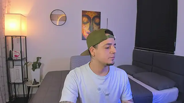 Snapshot of alejandro_calderon1 chatting on July 19, 4:49 am alejandro calderon1 online show from July 19, 4:49 am