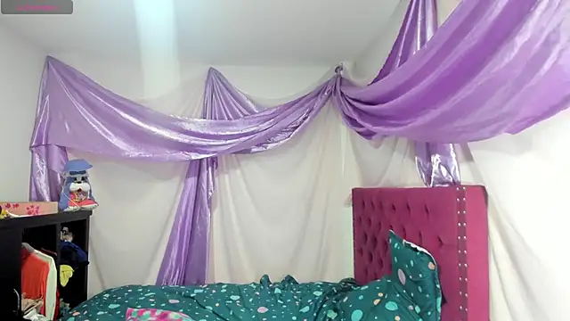 Snapshot of sirenadirtysexxx chatting on March 23, 5:00 am sirenadirtysexxx online show from March 23, 5:00 am