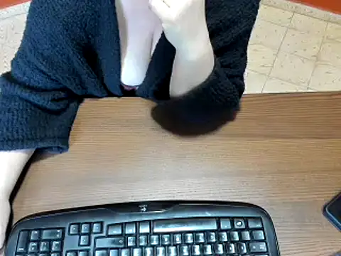 NikkiHolland online show from February 28, 8:09 am