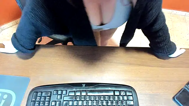 NikkiHolland online show from March 25, 7:03 am