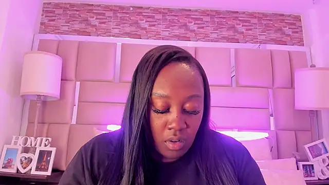 ShaniaBrownn online show from January 6, 7:39 pm