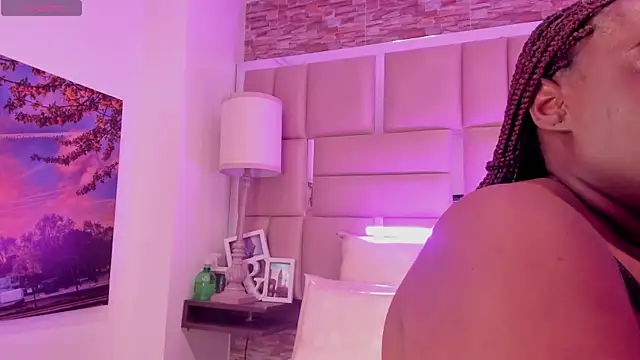 ShaniaBrownn online show from April 1, 7:55 pm