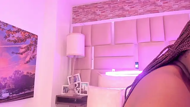 ShaniaBrownn online show from April 18, 11:47 am