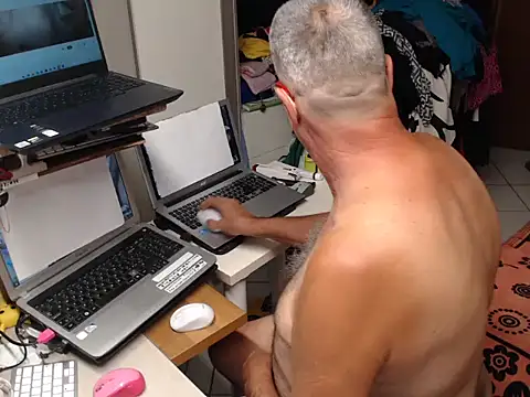 Snapshot of firenze77 chatting on August 5, 3:42 am firenze77 online show from August 5, 3:42 am