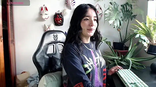 cat salo online show from April 18, 10:10 pm