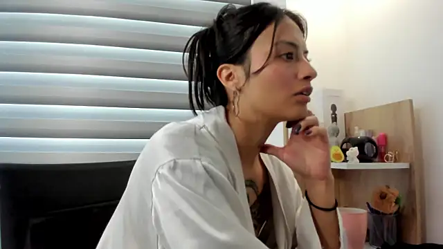 nia  white online show from February 21, 5:20 pm