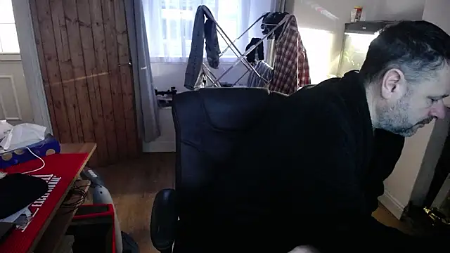 rob2810 online show from February 3, 8:30 am