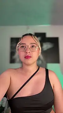 Irisweet  online show from February 4, 10:15 pm