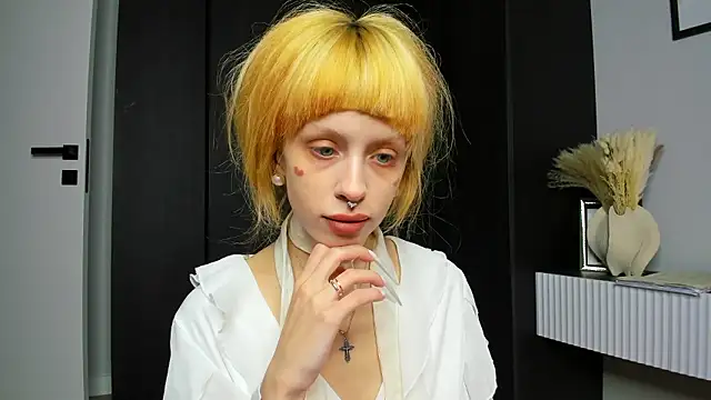 Snapshot of FlowerOfSin2001 chatting on March 1, 5:48 pm FlowerOfSin2001 online show from March 1, 5:48 pm