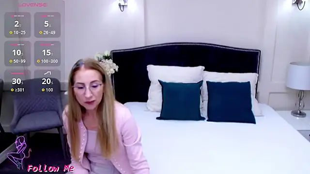 Snapshot of FoxyRamona chatting on July 7, 6:38 am FoxyRamona online show from July 7, 6:38 am