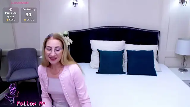 Snapshot of FoxyRamona chatting on July 7, 6:47 am FoxyRamona online show from July 7, 6:47 am