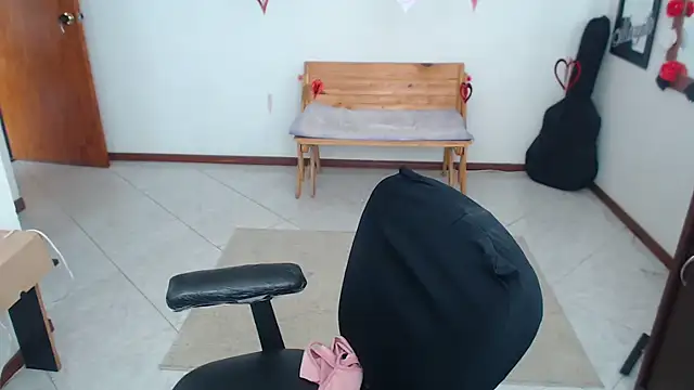 Snapshot of charlottezoe15 chatting on February 11, 6:35 pm charlottezoe15 online show from February 11, 6:35 pm