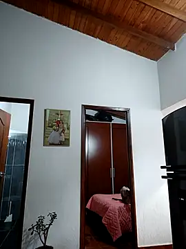 LunaZambrano online show from February 4, 1:50 pm