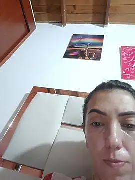 Snapshot of LunaZambrano chatting on May 20, 4:18 am LunaZambrano online show from May 20, 4:18 am