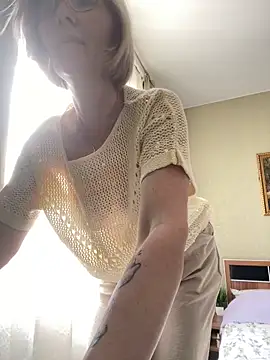 Snapshot of sensualEmilia chatting on June 15, 7:10 am sensualEmilia online show from June 15, 7:10 am