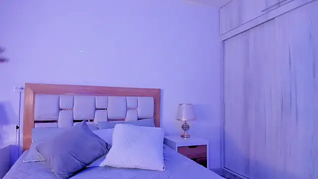 mia hank online show from April 20, 11:35 am