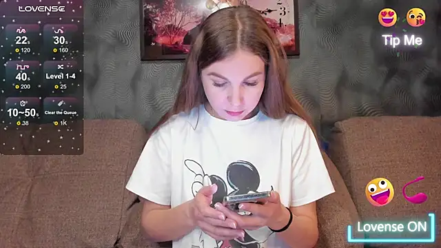 Snapshot of CassieMils chatting on November 26, 3:29 am CassieMils online show from November 26, 3:29 am