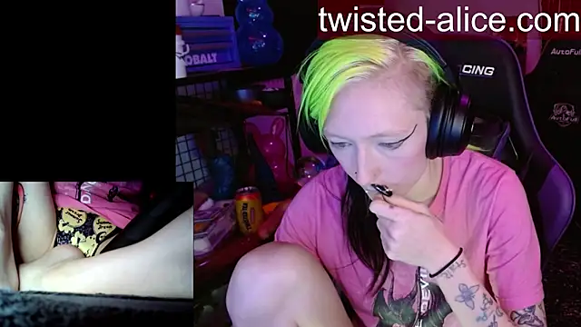 alicewonder09 online show from April 8, 3:17 am